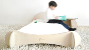 lettino basso di design in legno per bambini in stile montessori