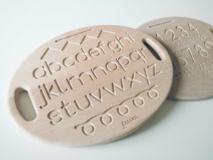 tavoletta sensoriale in legno con alfabeto tracciati e numeri incisi