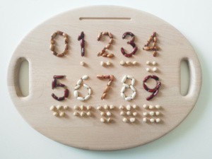 retro della tavoletta sensoriale in legno con numeri incisi
